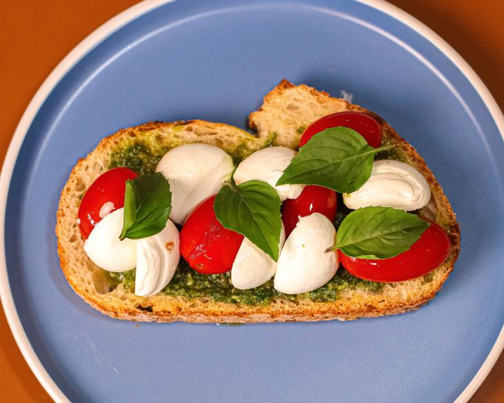 Bruschetta de tomate, muçarela de búfala e manjericão