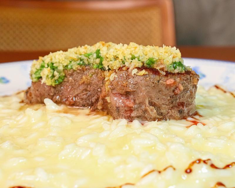 Prato com carne e risoto na Casa Belgaro