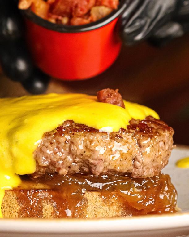 Close de hambúrguer com cheddar