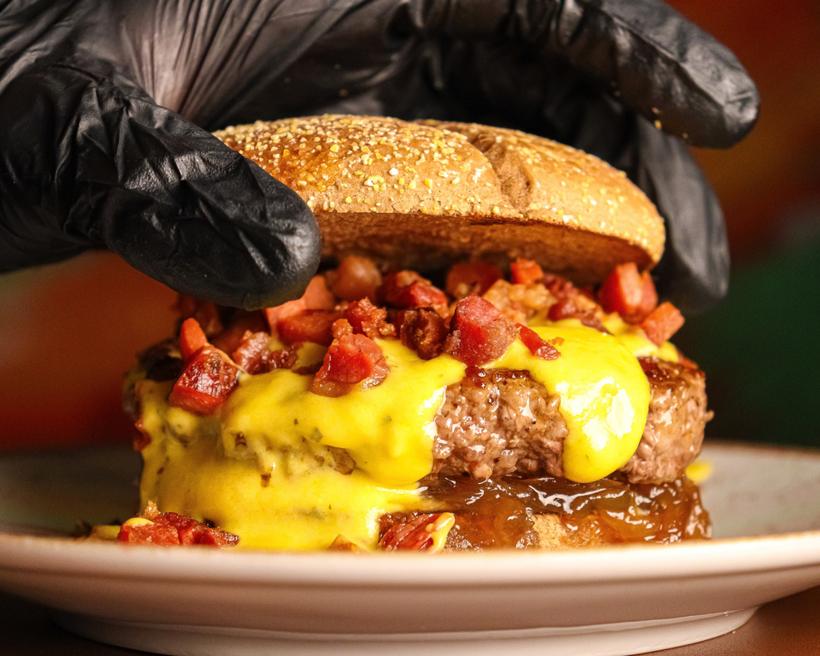 Montagem de hambúrguer com bacon e cheddar